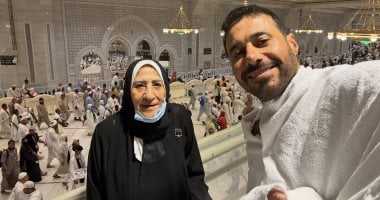 أحمد السعدنى وظهور نادر مع والدته فى الحج