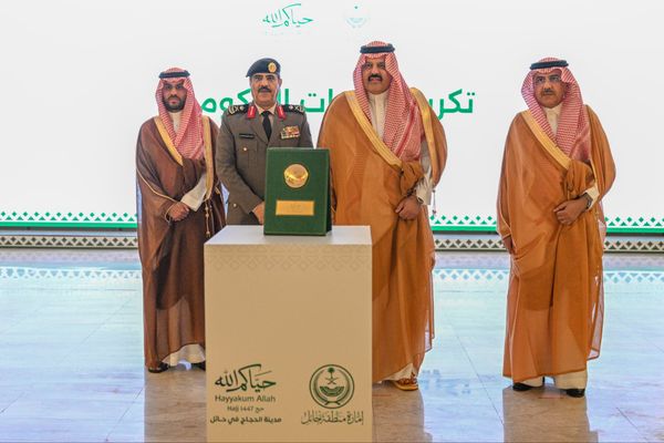 أمير حائل يكرّم المشاركين في خدمة ضيوف الرحمن بمدينة الحجاج