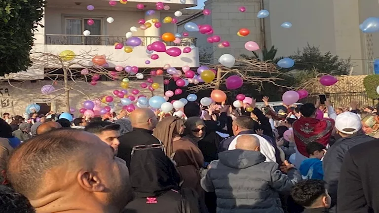 شلالات البالونات في بورفؤاد خلال عيد الفطر.. مشاهد مبهجة تجذب المواطني