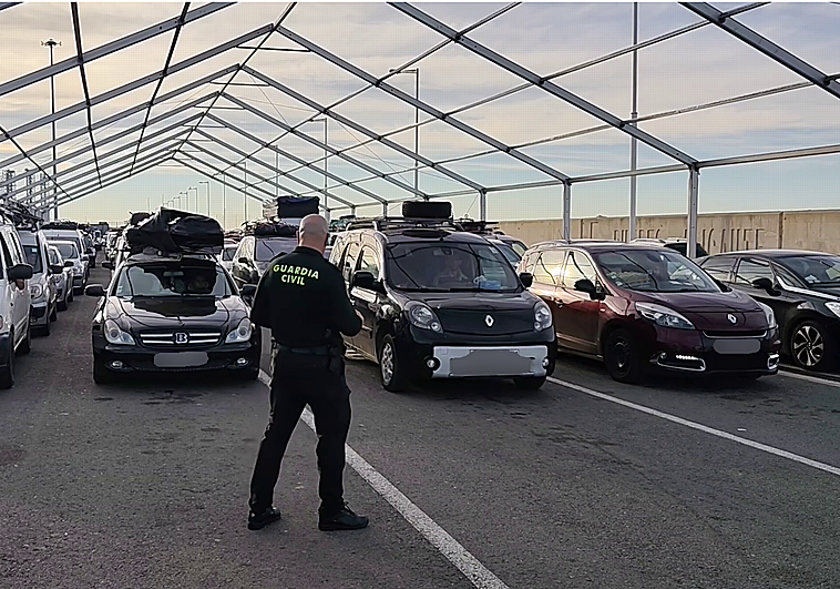 سيارات مسروقة بالمغرب تباع في الجزائر.. تفكيك شبكة تهريب وتوقيف 6 أشخاص بإسبانيا