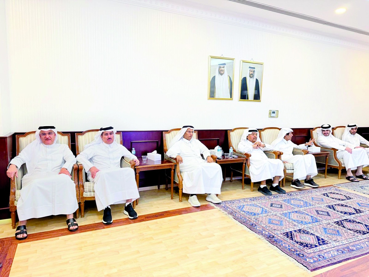 ‫ جاسم بن ثامر يستقبل شيوخ الغرافة