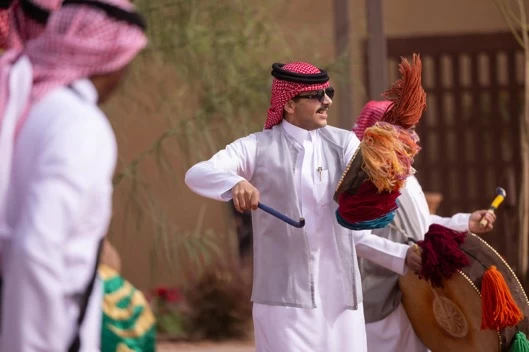 العرضة والسامري في حائل.. إيقاع العيد يحكيه الصوت والسيف