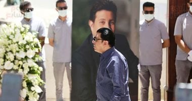 جنازة هانى شاكر.. أشرف زكى ومصطفى كامل ومحسن جابر يودعون أمير الغناء