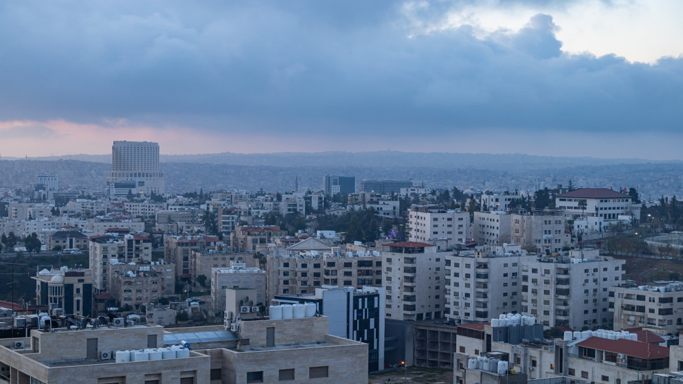 انخفاض ملموس وأجواء مغبرة اليوم وغائمة غدا