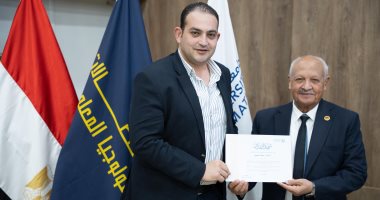 جامعة مصر للمعلوماتية تكرم الزميل محمد صبحى لجهوده فى تغطية الأنشطة التعليمية