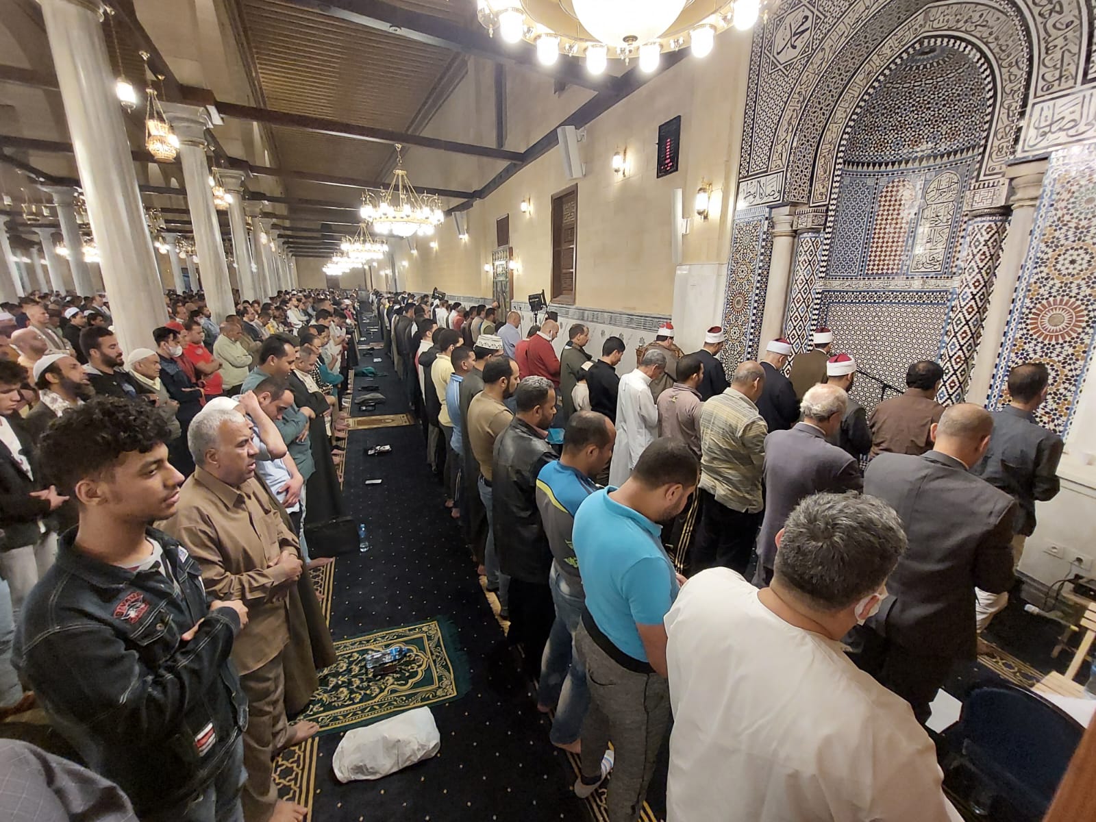 بث مباشر.. صلاة العشاء والتراويح من مسجد الحسين في ثاني ليالي رمضان