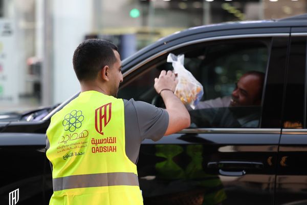 القادسية يوزع 100 وجبة متنقلة يوميًا لـ"إفطار صائم"