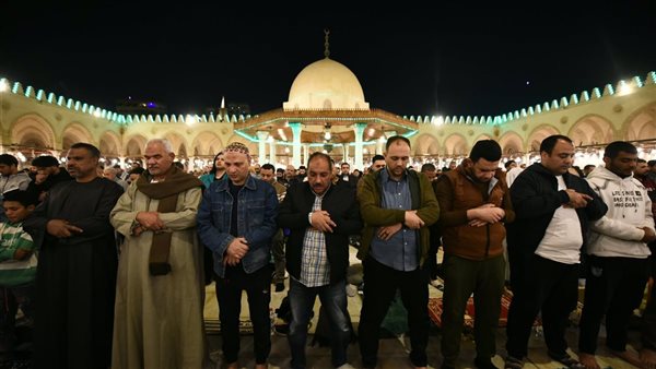 ليلة ترجى فيها القدر، آلاف المصلين يملأون مسجد عمرو بن العاص في صلاة العشاء والتراويح (فيديو وصور)