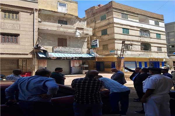 النيابة الإدارية تعاين عقار مطوبس المنهار| صور