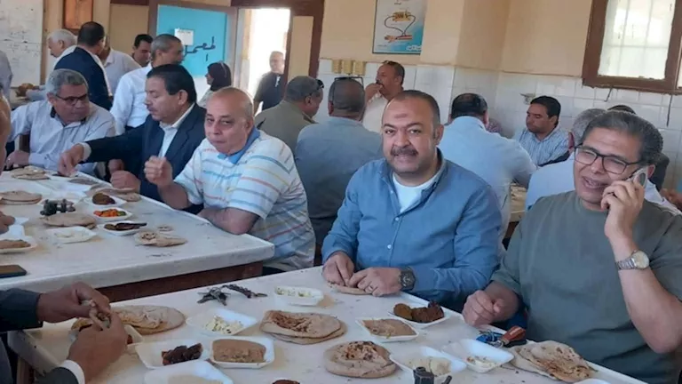 مائدة فول وطعمية تضامنًا مع الطالبة رقية ضحية التنمر ببني سويف