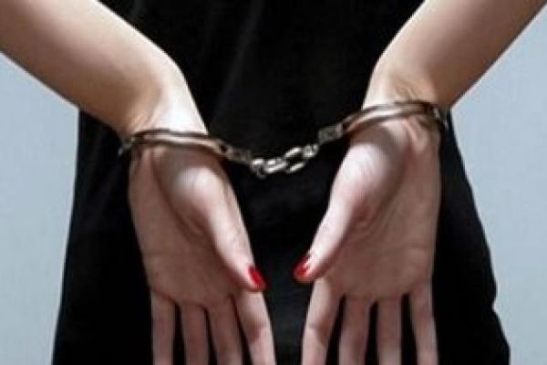 حبس الابنة المتهمة بضرب والدتها العجوز في الشرقية