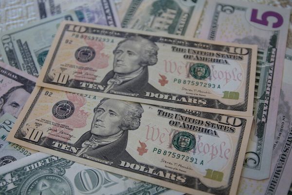 الدولار يرتفع بعد قرار الفيدرالي الأمريكي الإبقاء على أسعار الفائدة دون تغيير