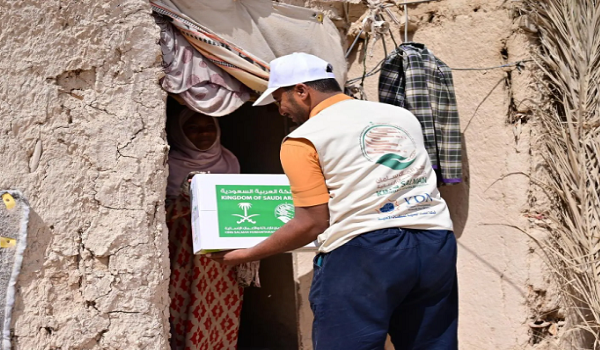 مركز الملك سلمان يوزيع أكثر من 23 ألف كرتون من التمر في حضرموت