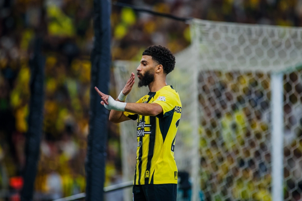 بعشرة لاعبين.. الاتحاد يتجاوز الحزم بهدف العبود