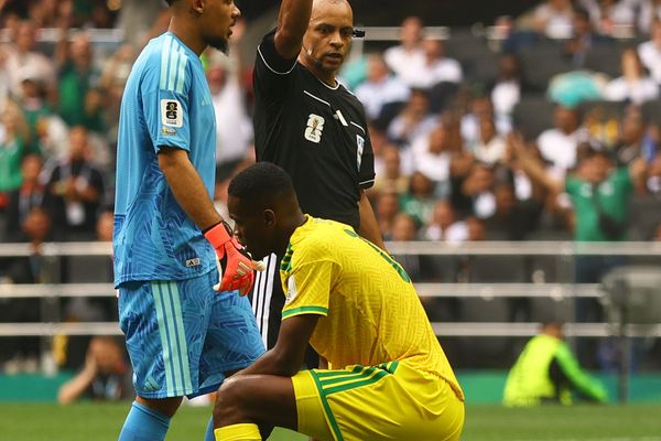 مدافع جنوب إفريقيا يتلقى الطرد الأول في كأس العالم 2026