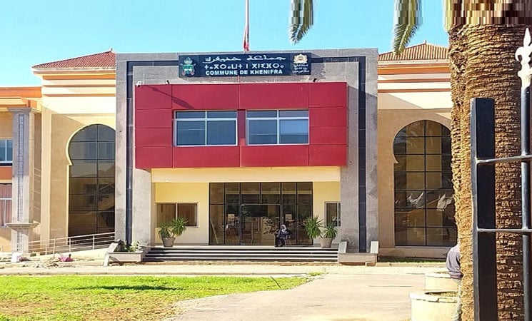 صفقات عمومية ضخمة تثير الجدل في جماعة خنيفرة ومفتشية الداخلة مدعوة للتدخل