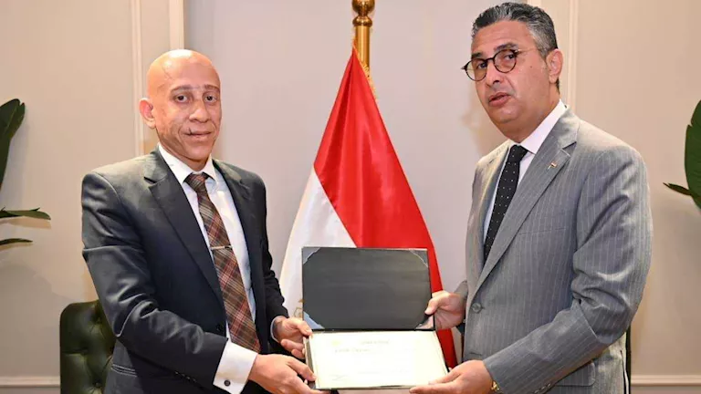 شريف فاروق يكرم مفتش تموين بالإسكندرية تقديرًا لجهوده