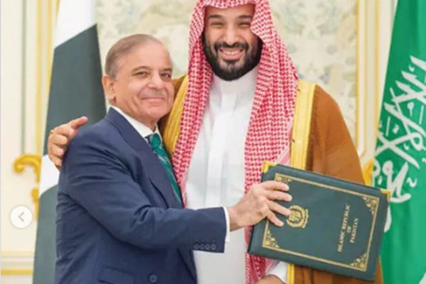 ولي العهد يستعرض مع شريف التطورات في المنطقة