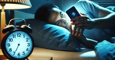 منها استخدام الهاتف باستمرار.. عادات يومية تدمر صحتك فى صمت