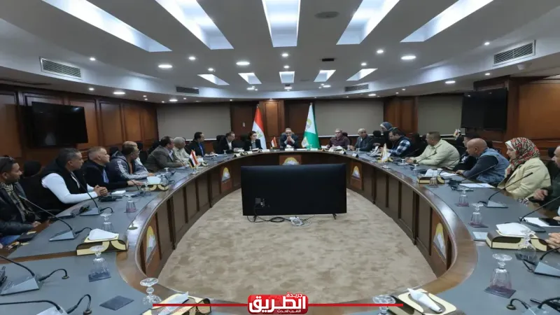 محافظ الجيزة يعقد اجتماعًا موسعًا لتطوير منظومة النظافة ويضع الملف على رأس أولويات العمل