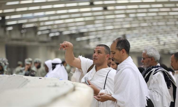 الحجاج يرمون الجمرات في منى.. ومعلومات هامة عن أيام التشريق