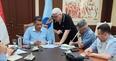 هل يتم إنشاء مشروع إسكان اجتماعي جديد بالغردقة؟.. محافظ البحر الأحمر يتحرك لحسم الأزمة استجابة للمواطنين.. اجتماعات لبحث المعوقات وطرح حلول للمشروعات.. أبرزها مراجعة تكاليف البناء الحقيقية وفحص كافة ا
