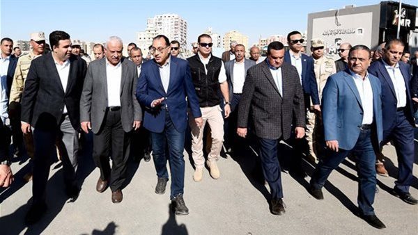 رئيس الحكومة للمواطنين بمنطقة التوفيقية: «أنا مش هانزع ملكية محلات الإيجار القديم.. أنا جاي اتفقد تطوير المكان»