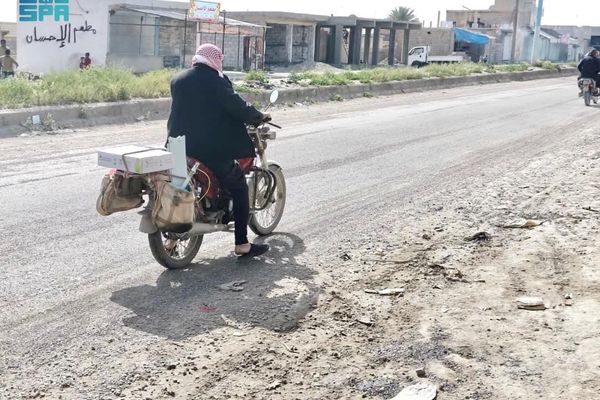 مركز الملك سلمان للإغاثة يوزّع 2.954 كرتون تمر في دير الزور