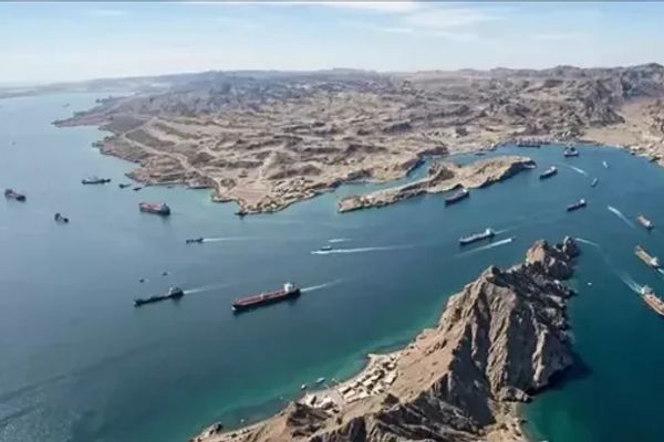 عاجل.. سلاح البحرية الإيطالي يرسل 4 سفن إلى مضيق هرمز لإزالة الألغام