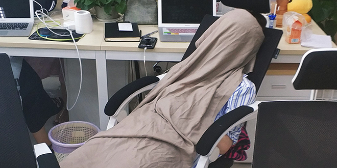 احتجاجاً على راتبها.. موظفة تنام 5 ساعات يومياً بالمكتب وتصيب مديرها بأزمة صحية