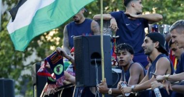 لامين يامال يثير تفاعلا واسعا بعد ظهوره بعلم فلسطين فى احتفالات برشلونة