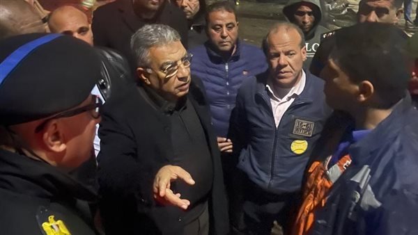 محافظ الدقهلية يتابع ميدانيًا أعمال السيطرة على حريق مصنع قطع غيار السيارات بطلخا (صور)