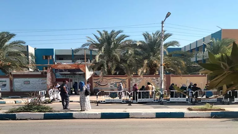 ترقب وقلق أولياء الأمور أمام لجان امتحانات الثانوية العامة بالوادي ال