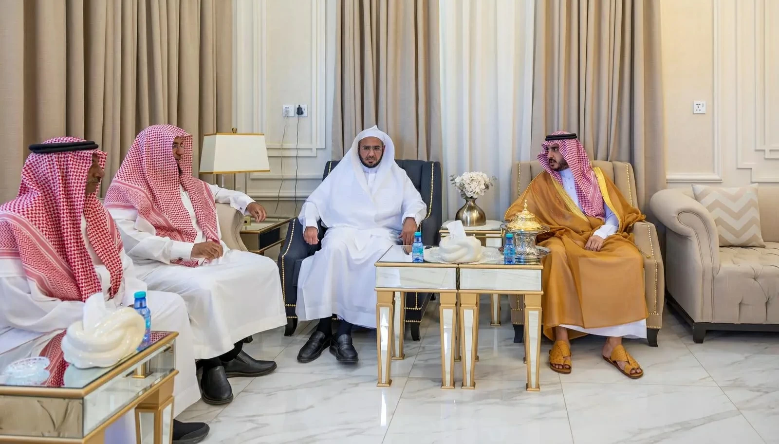 أمير الجوف يُعزّي رئيس محكمة الاستئناف بالمنطقة في وفاة والده