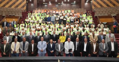 محافظ الجيزة يكرم عمال النظافة والسائقين تقديرا لدورهم فى التعامل مع موجة الأمطار