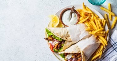 طريقة عمل شاورما الدجاج بتتبيلة غنية وصوص الثوم