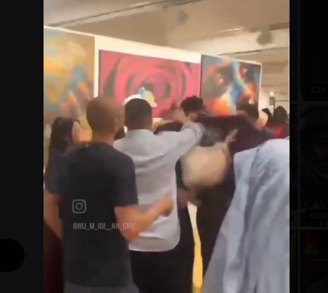 السفارة الجزائرية في باريس تستنكر “الاعتداء” على جناح البلاد في معرض اليونسكو وتتوعد بملاحقة الفاعلين