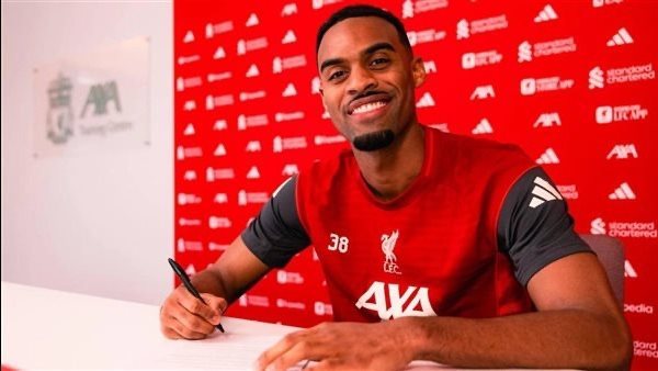 ليفربول يعلن تجديد عقد نجم الفريق لمدة ثلاث سنوات