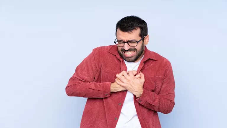 الاستيقاظ المفاجئ بمنتصف الليل علامة على قصور القلب