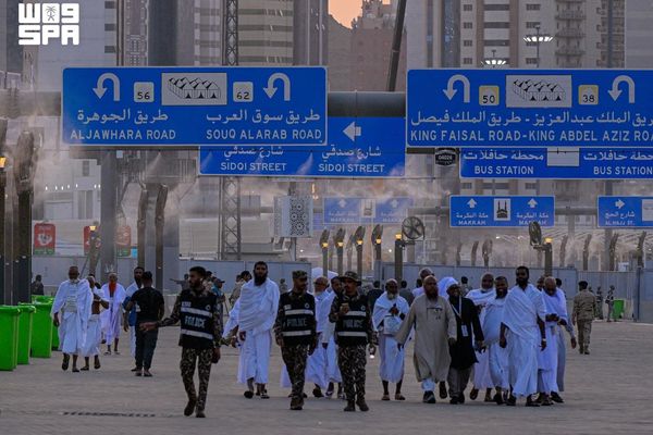 حجاج بيت الله الحرام يتوافدون إلى مشعر منى لقضاء يوم التروية