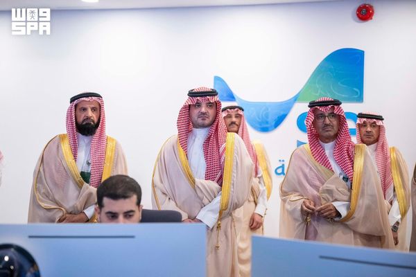 وزير الداخلية رئيس لجنة الحج العليا يزور مركز عمليات الحج للشركة السعودية للطاقة بمنى