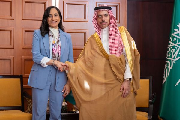 فيصل بن فرحان يبحث العلاقات الثنائية مع وزيرة خارجية كندا