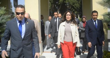 وزيرة الثقافة تتفقد متحف الفن الحديث بأرض الأوبرا
