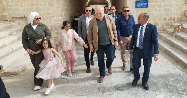 الملك السابق أحمد فؤاد الثانى يزور قلعة قايتباي الأثرية بالإسكندرية