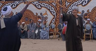 هيبة الكبار في حلقة التحطيب.. عم صبري عميد لاعبي قنا 80 عاما ولسه بيمارس اللعبة