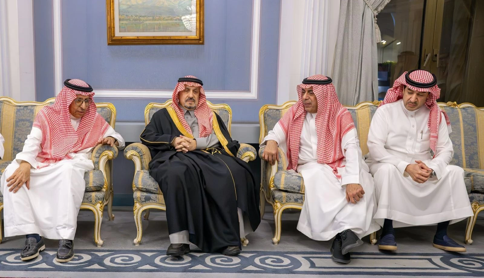 أمير الرياض يواسي أسرة الجميح في وفاة فقيدها حمد