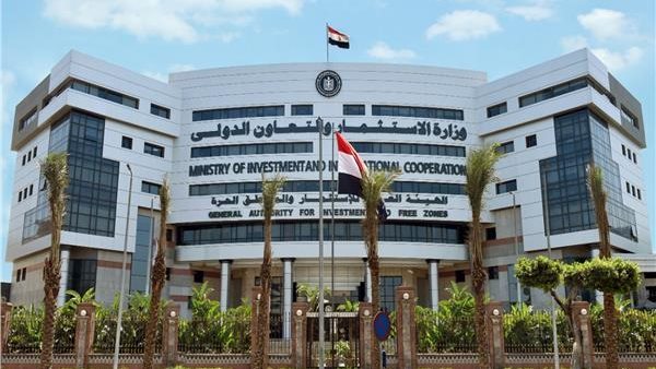 وزير الاستثمار يسلم رخصة ذهبية لمصنع سيارات باستثمارات 6.35 مليار جنيه