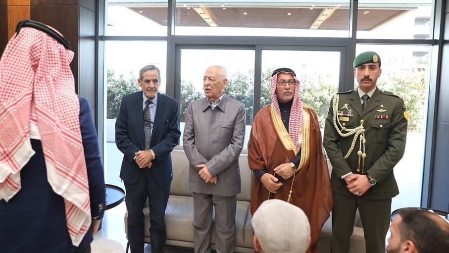 مندوبا عن الملك وولي العهد.. رئيس الديوان الملكي يعزي آل إرشيد وعشيرتي الحديد والمجالي