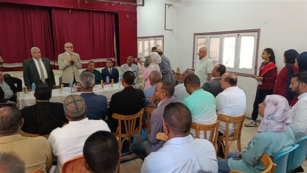 محافظ الأقصر يتفقد متحف العلوم ويكرم 12 طالبة ويشيد بابتكاراتهن
