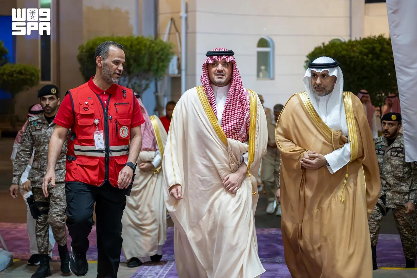 وزير الداخلية يقف على سير العمل بمركز الترحيل الطبي والقيادة والتحكم بهيئة الهلال الأحمر